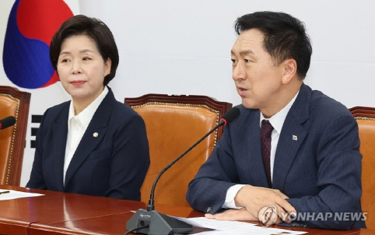 12일 국회 국민의힘 사무실에서 김기현 대표가 양향자 한국의희망 공동대표를 만나고 있다. 연합뉴스